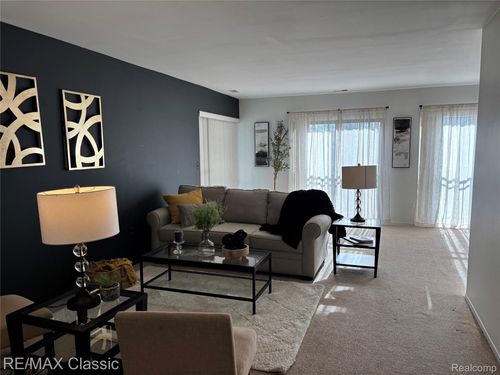 18339 University Park Dr, Livonia, MI, 48152-2627 | Card Image