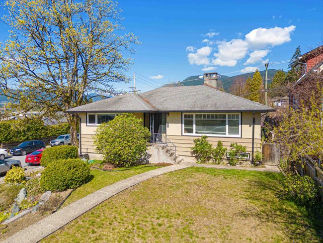 402 E 17 Th Street, House other with 3 bedrooms, 2 bathrooms and 2 parking in North Vancouver BC | Image 1