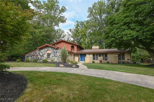 8630 Hollis Ln, Brecksville, OH, 44141-2032 | Card Image