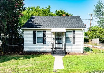 Bungalow with a front lawn | Image 2