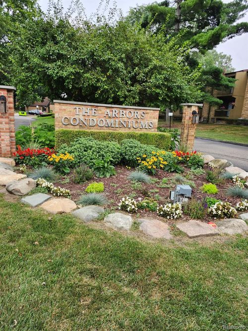 44-27333 Arborway Rd, Southfield, MI, 48033-5003 | Card Image