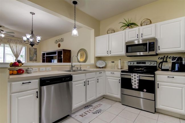 26642 Castleview Way, Townhouse with 3 bedrooms, 2 bathrooms and null parking in Wesley Chapel FL | Image 9