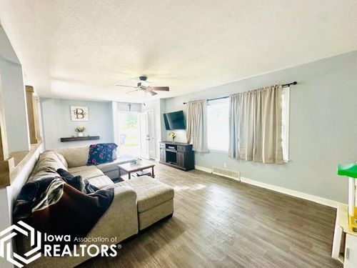 1117 3rd Ave E, Oskaloosa, IA, 52577-3035 | Card Image