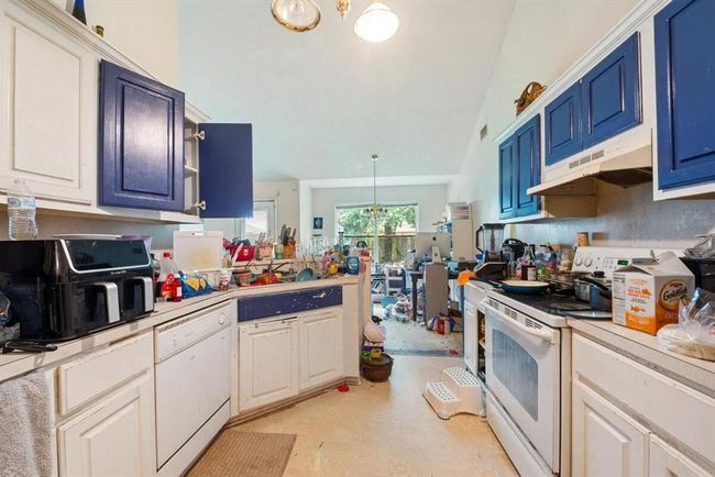 16145 Sun View Ln, House other with 4 bedrooms, 2 bathrooms and 2 parking in Conroe TX | Image 4