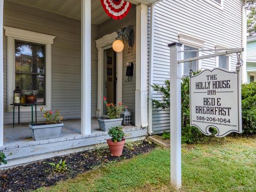 108 College St, Holly, MI, 48442-1719 | Card Image