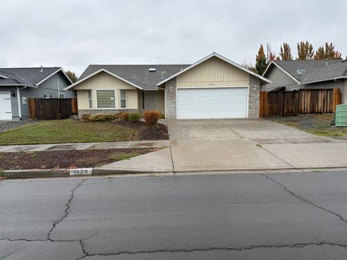 1629 Husker Butte Ln, Medford, OR, 97504-7219 | Card Image