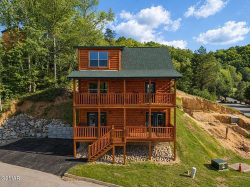1632 Mountain Lodge Way, Pigeon Forge, TN, 37862-7467 | Card Image