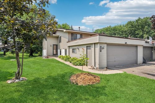 4201 Shirlee Ln N, Roseville, MN, 55126-6425 | Card Image