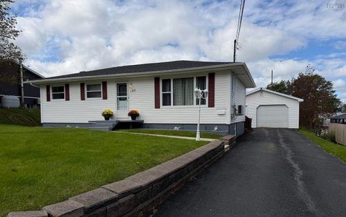 127 Kennedy Ave, House with 4 bedrooms, 1 bathrooms and null parking in Sydney NS | Card Image