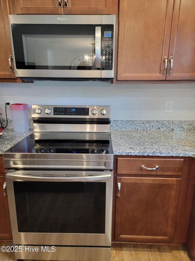 Microwave and Stove/Oven | Image 7