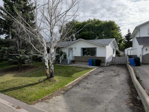 806 Almond Almond Avenue, Beaverlodge, AB, T0H0C0 | Card Image