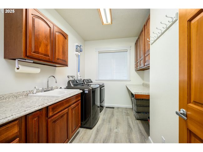 2351 Nw Pinehurst Dr, House other with 5 bedrooms, 3 bathrooms and 3 parking in McMinnville OR | Image 15