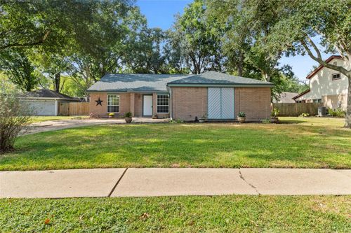 1207 Yorkshire Dr, Friendswood, TX, 77546-4742 | Card Image