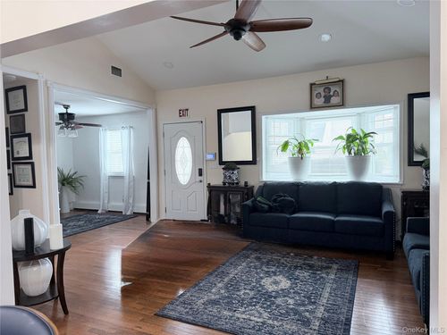 23 Gray Ave, Medford, NY, 11763-1035 | Card Image