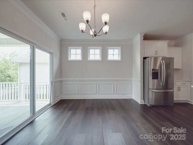dining area | Image 16