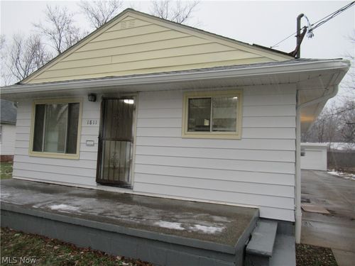 1811 E 298th St, Wickliffe, OH, 44092-1824 | Card Image