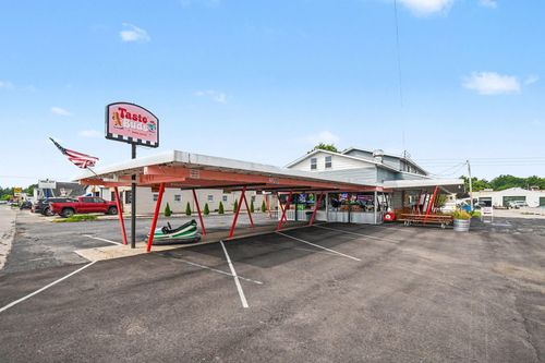 417 S Huntington St, Syracuse, IN, 46567-1815 | Card Image
