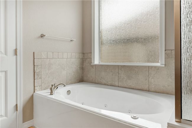 Full bath with a whirlpool tub | Image 23