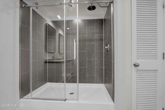 Primary Bathroom Finishes | Image 14