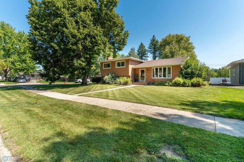 2925 Edgewood Dr N, Fargo, ND, 58102-1646 | Card Image