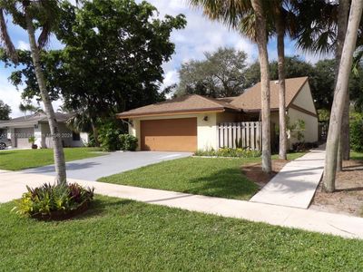 56 Baytree Cir, House other with 2 bedrooms, 2 bathrooms and null parking in Boynton Beach FL | Image 1