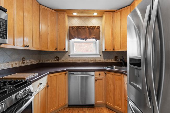 This kitchen may not be huge, but it has an efficient layout. | Image 19
