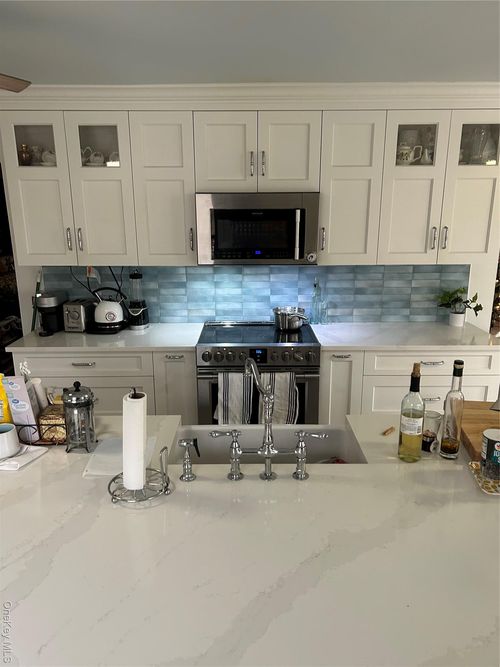 572 Puritan Dr, Shirley, NY, 11967-1044 | Card Image