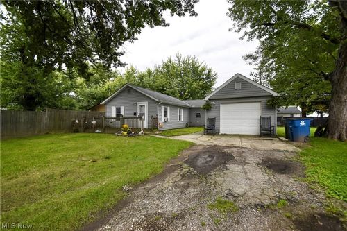 902 Quentin Rd, Eastlake, OH, 44095-2836 | Card Image