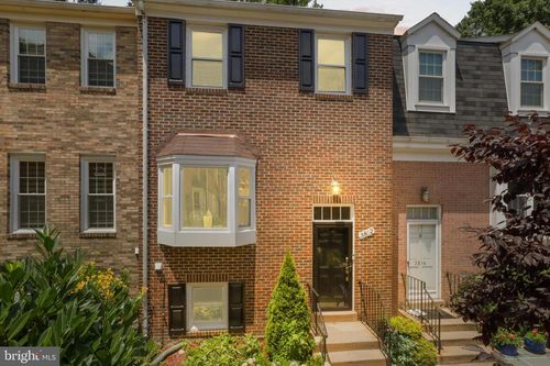 3812 Brighton Ct, Alexandria, VA, 22305-1571 | Card Image