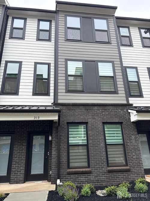 313 Sadie Cir, New Brunswick, NJ, 08901-5001 | Card Image