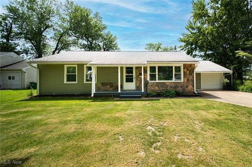 8218 Westmoor Rd, Mentor, OH, 44060-7536 | Card Image