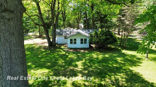 11075 Spencer Rd, Saint Charles, MI, 48655-9552 | Card Image