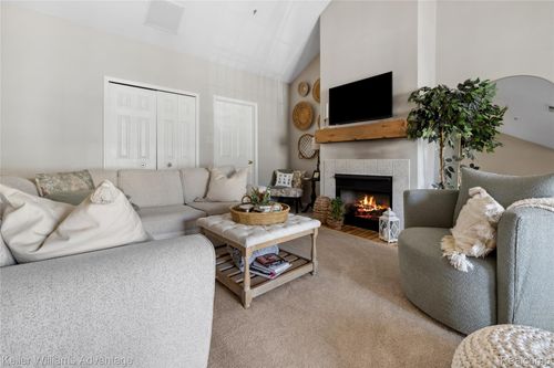 3201 Addington Dr, Commerce Twp, MI, 48390-4004 | Card Image