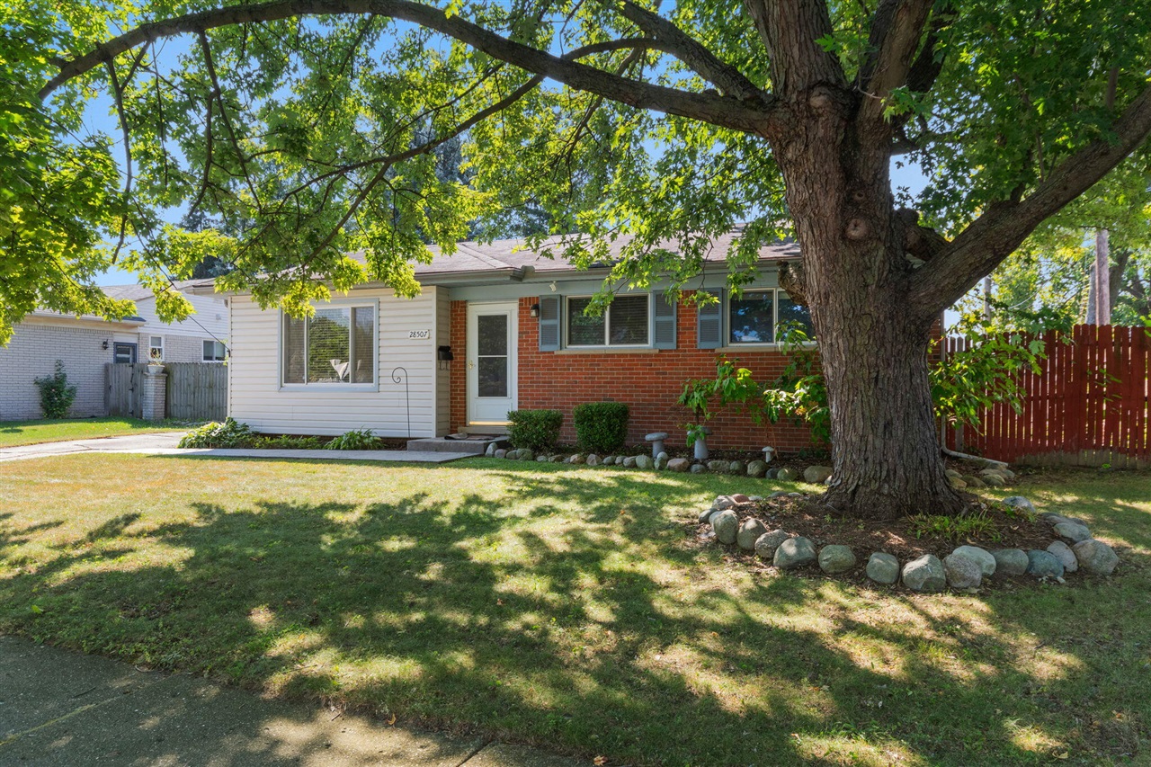 Gita St, Livonia, MI 48154