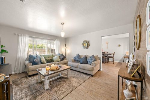 610 Sierra Dr, Dixon, CA, 95620-2734 | Card Image