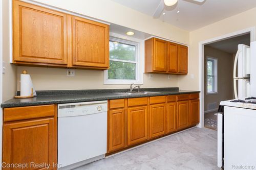 14225 Reeck Rd, Southgate, MI, 48195-2543 | Card Image