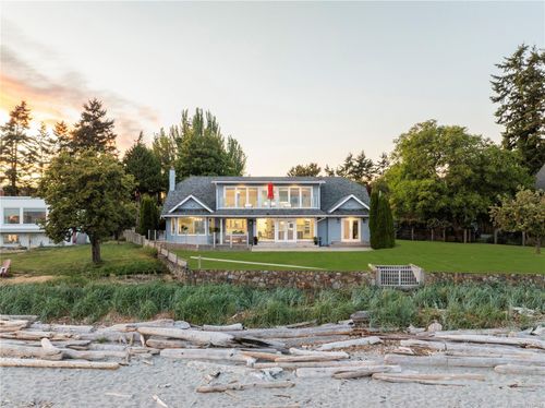 3905 Cadboro Bay Rd, Saanich, BC, V8N4G3 | Card Image