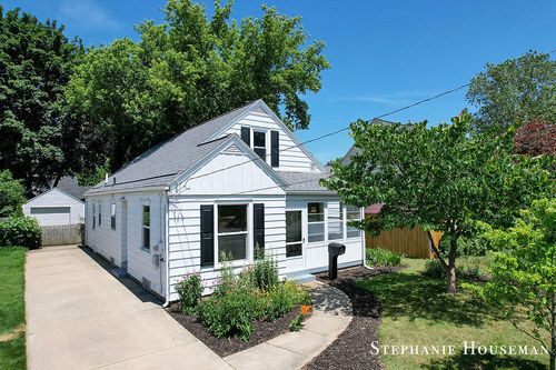 933 Mayhew Wood Dr Se, Grand Rapids, MI, 49507-3609 | Card Image