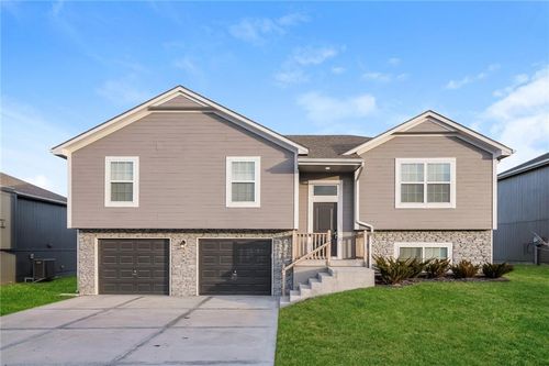 900 Nw Hilltop Ln, Grain Valley, MO, 64029-7738 | Card Image
