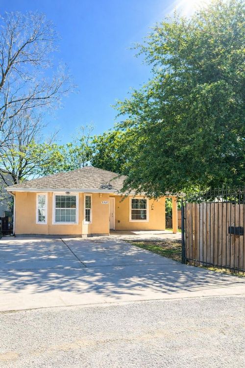 8420 Denby St, Houston, TX, 77012-3329 | Card Image