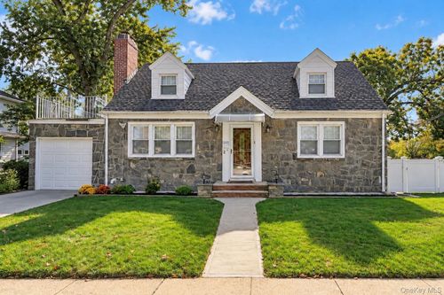 2 Oak Dr, New Hyde Park, NY, 11040-3315 | Card Image