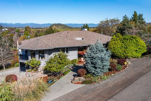 290 Harvard Place, Medford, OR, 97504 | Card Image