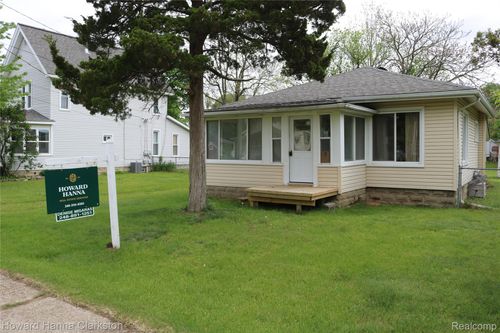 8 Maple St, Oxford, MI, 48371-4641 | Card Image