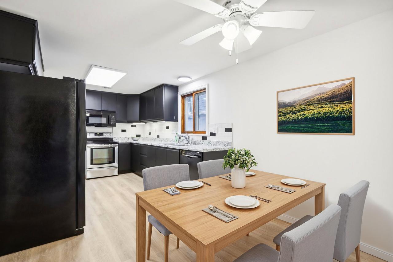Howard Ave, Saint Francis, WI 53235