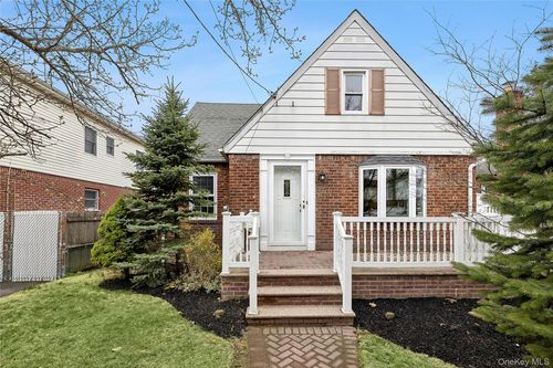 166 Commonwealth St, Franklin Square, NY, 11010-4218 | Card Image