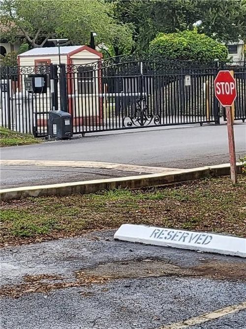 e-101-780 Ne 199th St, Miami, FL, 33179-3011 | Card Image