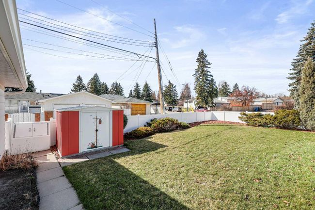 10404 8 Street Sw, Home with 3 bedrooms, 2 bathrooms and 6 parking in Calgary AB | Image 9