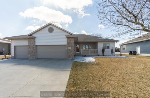 3811 Meadowlark Cir, Grand Island, NE, 68803-1562 | Card Image