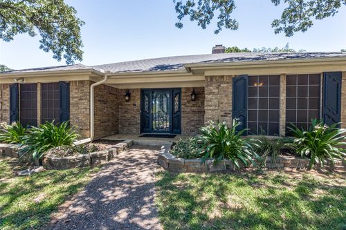 801 Larkspur Ln, Fort Worth, TX, 76112-1706 | Card Image