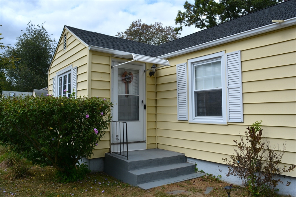 Brookside Cir, Springfield, MA 01129